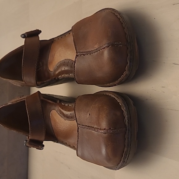 EUC Born Jolina Leather 2in Heeled Clog with Buckle Closure Comes with the Box - Picture 17 of 17